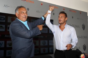 Trigoria 20.9.13 Francesco Totti firma il contratto con il presidente James Pallotta (foto: Gino Mancini)